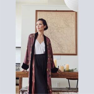 Kim+Ono polyester charmeuse kimono. Heavy and luxurious. Size S/M